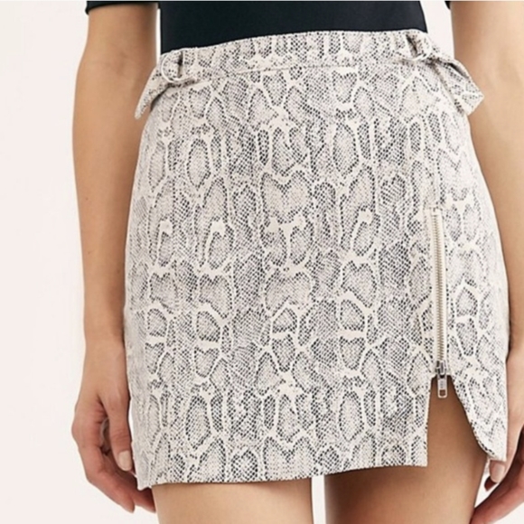 Free People🩶 Midnight Magic Snake Print Mini Skirt Sz 6 - Picture 3 of 10
